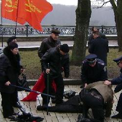Бійка комуністів і націоналістів! За Шевченка! ФОТОрепортаж КУН Бійка комуністів і націоналістів! За Шевченка! ФОТОрепортаж КУН
