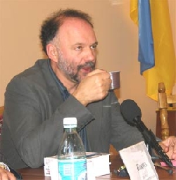 Андрій Курков: «Жінки врятують українську літературу. Як читачі!» Андрій Курков: «Жінки врятують українську літературу. Як читачі!»