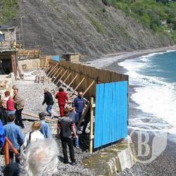 Мешканці Алупки зносять паркани. ФОТОрепортаж Мешканці Алупки зносять паркани. ФОТОрепортаж