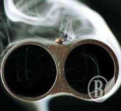 Господар палаючого будинку поранив двох міліціонерів і застрелився Господар палаючого будинку поранив двох міліціонерів і застрелився
