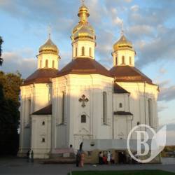 Катерининська церква: Живий коридор для патріотів? Протистояння триває Катерининська церква: Живий коридор для патріотів? Протистояння триває