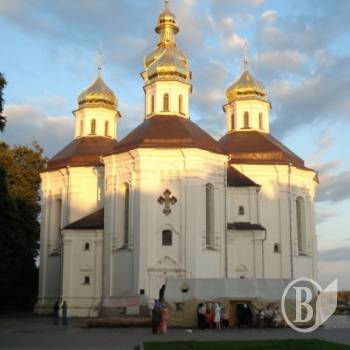 Катерининська церква: Живий коридор для патріотів? Протистояння триває Катерининська церква: Живий коридор для патріотів? Протистояння триває