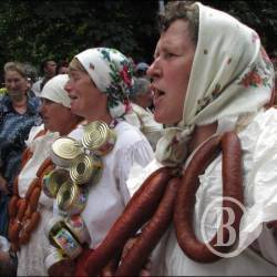 Миколу Комара на ярмарку щипали за накладні груди. ФОТО Миколу Комара на ярмарку щипали за накладні груди. ФОТО