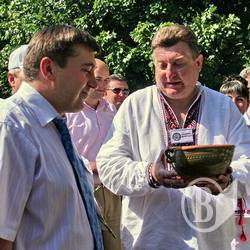 Возьми вот. Не всухую же цветы возлагать! Фоторепортаж Возьми вот. Не всухую же цветы возлагать! Фоторепортаж