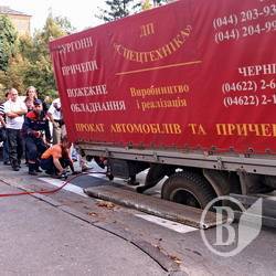Вантажівка провалюється під асфальт. ФОТОрепортаж Вантажівка провалюється під асфальт. ФОТОрепортаж