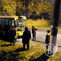 Троллейбус обнял столб. Пьяний троллейбусник атаковал фотографа. Троллейбус обнял столб. Пьяний троллейбусник атаковал фотографа.