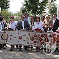 Дипломатам показали гетьманську резиденцію і навчили вишивати рушники Дипломатам показали гетьманську резиденцію і навчили вишивати рушники