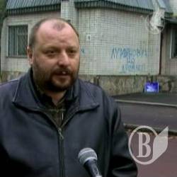 Вандалізм? Антошин натякає на газету. Фото Вандалізм? Антошин натякає на газету. Фото