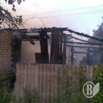 У Чернігові згорів будинок. ФОТО, ВІДЕО У Чернігові згорів будинок. ФОТО, ВІДЕО