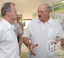 Лукашенко наказав носити одяг з льону Лукашенко наказав носити одяг з льону