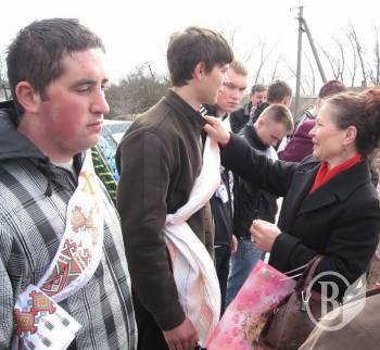 Новобранці складають урочисту клятву. ФОТО Новобранці складають урочисту клятву. ФОТО