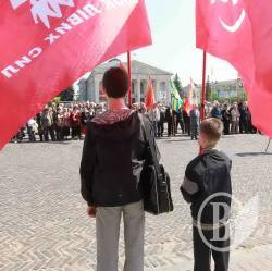 Першотравень. Чернігівські комуністи з прапорами і Сталіним замість лопат. ФОТОрепортаж Першотравень. Чернігівські комуністи з прапорами і Сталіним замість лопат. ФОТОрепортаж