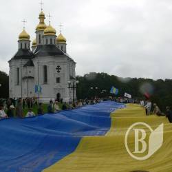 У Чернігові розгорнули найбільший державний прапор. ФОТО, ВІДЕО У Чернігові розгорнули найбільший державний прапор. ФОТО, ВІДЕО