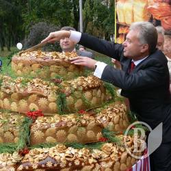Мер Чернігова захотів всіх нагодувати гігантським караваєм, але люди поштовхалися. ФОТО, ВІДЕО Мер Чернігова захотів всіх нагодувати гігантським караваєм, але люди поштовхалися. ФОТО, ВІДЕО