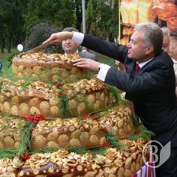 Мер Чернігова захотів всіх нагодувати гігантським караваєм, але люди поштовхалися. ФОТО, ВІДЕО Мер Чернігова захотів всіх нагодувати гігантським караваєм, але люди поштовхалися. ФОТО, ВІДЕО