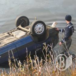 Автомобіль злетів у річку, людина загинула. ФОТО Автомобіль злетів у річку, людина загинула. ФОТО
