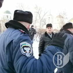 Ніжинська міліція «розпустила руки», переплутавши патріотичну акцію з маршем футбольних фанів? ФОТО Ніжинська міліція «розпустила руки», переплутавши патріотичну акцію з маршем футбольних фанів? ФОТО