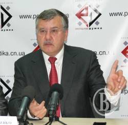 Анатолій Гриценко обіцяє контролювати чернігівського мера Анатолій Гриценко обіцяє контролювати чернігівського мера