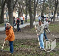 21 квітня усі з граблями і віниками - на загальноміський суботник! 21 квітня усі з граблями і віниками - на загальноміський суботник!