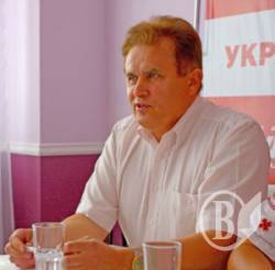 Іван Осадців першим презентує програму Іван Осадців першим презентує програму