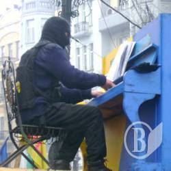 «Війна — проминуща, музика — вічна»: концерт Руслани на барикадах Майдану «Війна — проминуща, музика — вічна»: концерт Руслани на барикадах Майдану