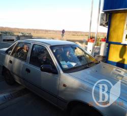 Росія відпустила знімальну групу 5 каналу на кордоні в Нових Юрковичах Росія відпустила знімальну групу 5 каналу на кордоні в Нових Юрковичах