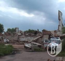 Двоє загинули через обвалення на льонозаводі - відео Двоє загинули через обвалення на льонозаводі - відео