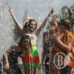 Канкан чарівних чернігівських випусниць - фото у фонтані від Віктора Кошмала Канкан чарівних чернігівських випусниць - фото у фонтані від Віктора Кошмала