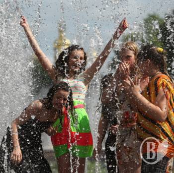 Канкан чарівних чернігівських випусниць - фото у фонтані від Віктора Кошмала Канкан чарівних чернігівських випусниць - фото у фонтані від Віктора Кошмала