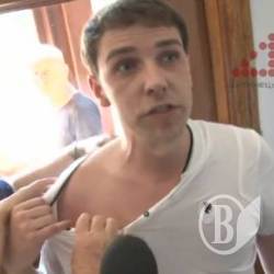 Як шестеро чоловіків рвали Зініну футболку - батальйон пенсіонерів рвет и мечет Як шестеро чоловіків рвали Зініну футболку - батальйон пенсіонерів рвет и мечет