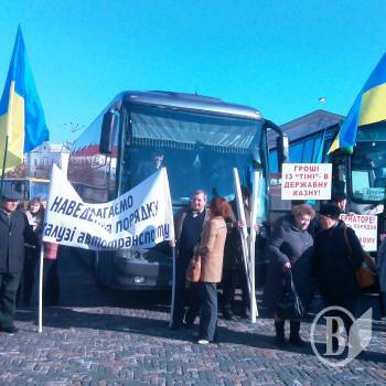 Перевізники б’ються, а у пасажирів чуби тріщать: подорожчання проїзду неминуче Перевізники б’ються, а у пасажирів чуби тріщать: подорожчання проїзду неминуче