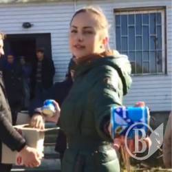 Як виборців скуповують сгущенкою - фото, відео Як виборців скуповують сгущенкою - фото, відео