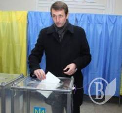 Валерій Дубіль проголосував у Чернігові (ФОТО) Валерій Дубіль проголосував у Чернігові (ФОТО)