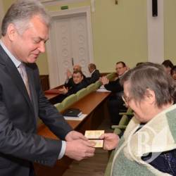 Лепеха, Рубан и Бурба - матери-героини получили заслуженные удостоверения Лепеха, Рубан и Бурба - матери-героини получили заслуженные удостоверения