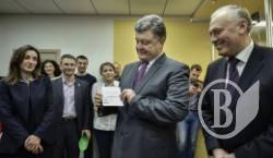 Порошенко перший в Україні отримав біометричний паспорт Порошенко перший в Україні отримав біометричний паспорт
