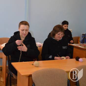 Чернігівські в’язні в’язали для бійців АТО різнокольорові шкарпетки Чернігівські в’язні в’язали для бійців АТО різнокольорові шкарпетки