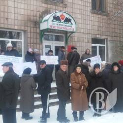 Протест під стінами м’ясокомбінату: люди називають винних у розкраданні підприємства Протест під стінами м’ясокомбінату: люди називають винних у розкраданні підприємства