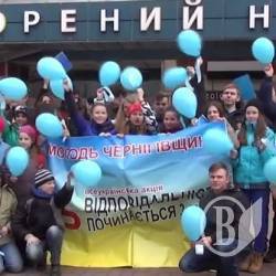 Чернігівці відзначили День поширення інформації про аутизм блакитним флешмобом Чернігівці відзначили День поширення інформації про аутизм блакитним флешмобом