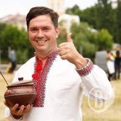 Геннадий Корбан накормил жителей Чернигова наваристой ухой с укропом Геннадий Корбан накормил жителей Чернигова наваристой ухой с укропом