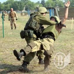 На Черниговщине военнослужащих учили новым приемам рукопашного боя На Черниговщине военнослужащих учили новым приемам рукопашного боя