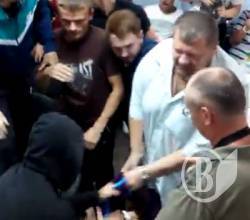 Лозовий побив Дурнєва перед прес-конференцією Олега Ляшка - відео Лозовий побив Дурнєва перед прес-конференцією Олега Ляшка - відео