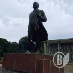 В Новгороде-Северском разукрасили... Ленина В Новгороде-Северском разукрасили... Ленина