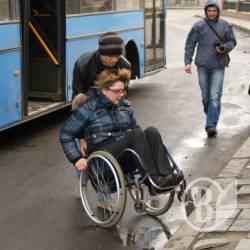 Чи зручно інвалідам пересуватися Черніговом, з'ясують новообрані депутати, пересівши у візки Чи зручно інвалідам пересуватися Черніговом, з'ясують новообрані депутати, пересівши у візки