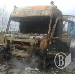 Бацькін Mercedes-Benz згорів разом з холодильниками під Черніговом - фото Бацькін Mercedes-Benz згорів разом з холодильниками під Черніговом - фото