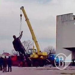Ленін зійшов з постаменту в Сновську. ФотоФакт Ленін зійшов з постаменту в Сновську. ФотоФакт