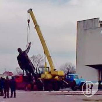 Ленін зійшов з постаменту в Сновську. ФотоФакт Ленін зійшов з постаменту в Сновську. ФотоФакт