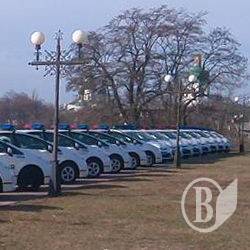 Автопарк полиции припарковали в парке Автопарк полиции припарковали в парке