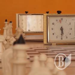 Игра в шахматы не только для юных и ветеранов: двигать фигуры захотели Дериземля, Лемеш и Блауш Игра в шахматы не только для юных и ветеранов: двигать фигуры захотели Дериземля, Лемеш и Блауш