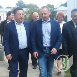 Атрошенко паркує своє авто на Валу. І Фельдману дозволяє - ФОТО Атрошенко паркує своє авто на Валу. І Фельдману дозволяє - ФОТО