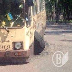 Тролейбус загубив колесо на ходу. Фото Тролейбус загубив колесо на ходу. Фото